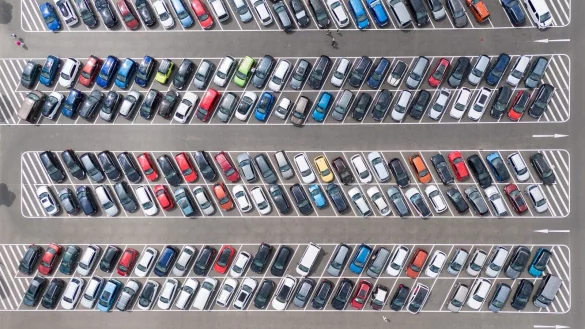 Jedes Fahrzeug muss versichert werden - und die Kfz-Policen werden laut Verivox-Umfrage teurer. (Illustration). - © Sebastian Kahnert/dpa