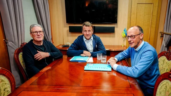 Bundeskanzler Friedrich Merz (v.r.) ist zusammen mit dem französischen Präsidenten Emmanuel Macron und dem britischen Premierminister Keir Starmer auf dem Weg nach Kiew. - © Kay Nietfeld/dpa