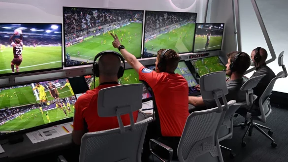 Video-Assistent Christian Dingert (2.v.l.) zeigt eine Szene an. - &copy; Federico Gambarini/dpa