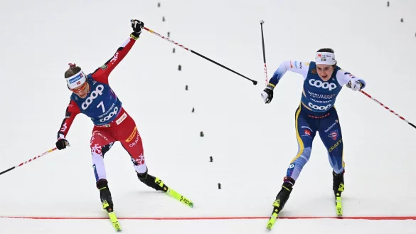 Packendes Finale: Therese Johaug (l) muss sich Ebba Andersson geschlagen geben. - © Hendrik Schmidt/dpa