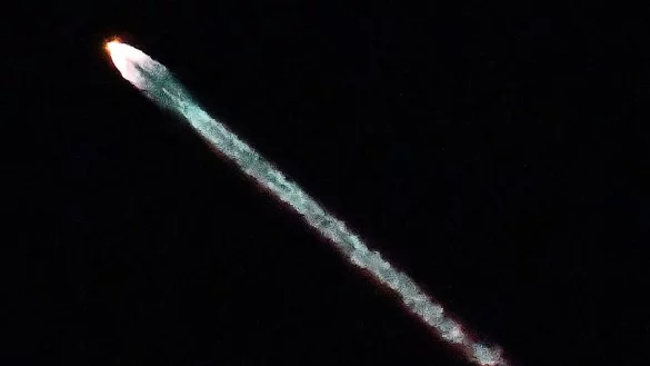 Starlink-Satelliten des Tech-Milliardärs Elon Musk werden laut Meldestelle CENAP immer wieder fälschlicherweise für Ufos gehalten, wenn sie kurz nach dem Start in Erdnähe Richtung All fliegen. (Archivfoto) - © Gene Blevins/ZUMA Press Wire/dpa