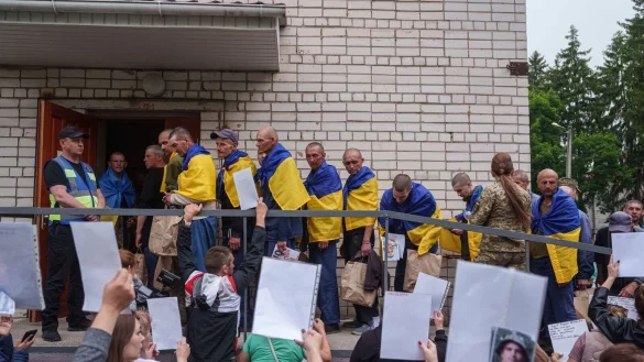 Eine neue Gruppe ukrainischer und russischer Kriegsgefangener sind bei einem Austausch freigekommen (Archivbild) - © Evgeniy Maloletka/AP/dpa