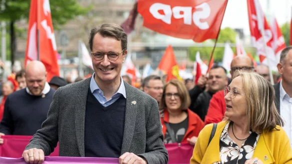 Viele Postkarten für Hendrik Wüst: Der DGB plant Aktionen für ein Tariftreuegesetz in NRW. (Archivbild) - © Bernd Thissen/dpa