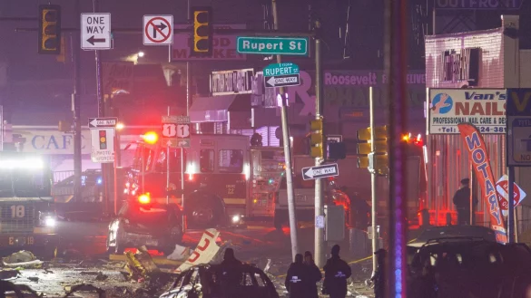 Nach dem Absturz liefen die Rettungs- und Bergungsarbeiten. - © Uncredited/The Philadelphia Inquirer/AP/dpa