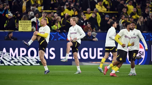 Gegen Barcelona zunächst nur Ersatz: Der formschwache Julian Brandt (2. v. links) - © Bernd Thissen/dpa