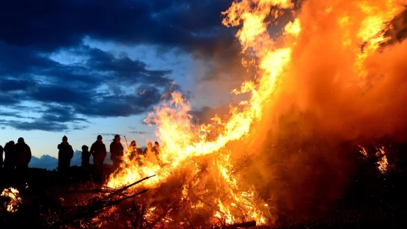 Wegen der Trockenheit steht noch nicht überall fest, ob Osterfeuer abgebrannt werden können. (Archivfoto) - © Maurizio Gambarini/dpa