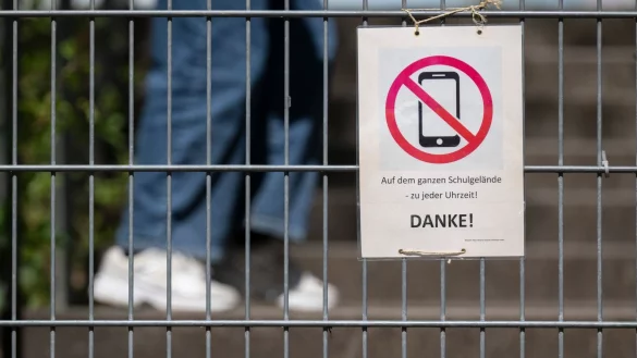 Grundsätzlich ist der Umgang mit Mobiltelefonen in Schulen Sache der Länder. (Symbolbild) - © Marijan Murat/dpa