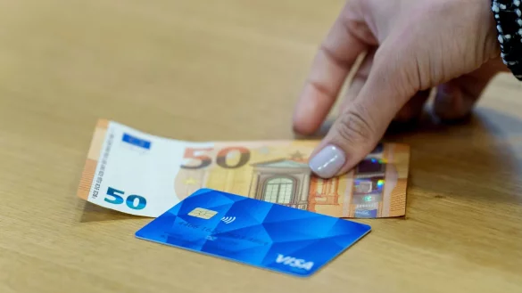 Sie soll Bargeldzahlungen an Asylbewerber ersetzen: die Bezahlkarte. Doch in NRW droht ein Flickenteppich. (Symbolbild) - © Andreas Arnold/dpa