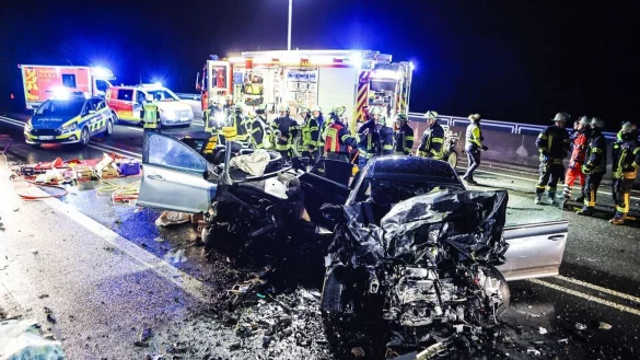 Bei einem Überholmanöver ist es in Hagen zu einem Frontalzusammenstoß mit einem Toten und zwei Verletzten gekommen. - © Alex Talash/dpa