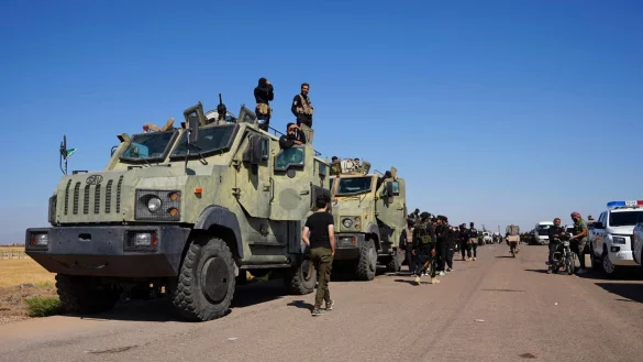 Das Verteidigungsministerium schickte Militäreinheiten, um die Gewalt zu beenden. - © Malek Khattab/AP/dpa