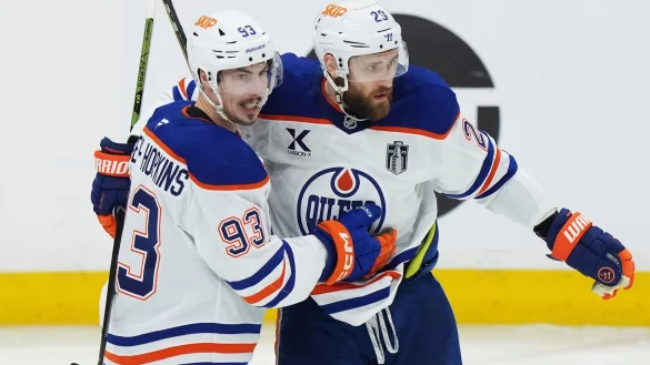Leon Draisaitl (r) schoss die Oilers erneut zum Sieg in der Verlängerung. - © Nathan Denette/The Canadian Press/AP/dpa