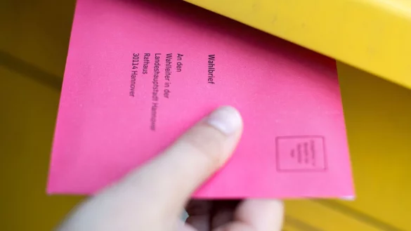 Der Wahlbrief mit dem ausgefüllten Stimmzettel muss spätestens am Wahlsonntag um 18.00 Uhr am Ziel sein (Archiv-Foto). - © Hauke-Christian Dittrich/dpa/dpa-tmn