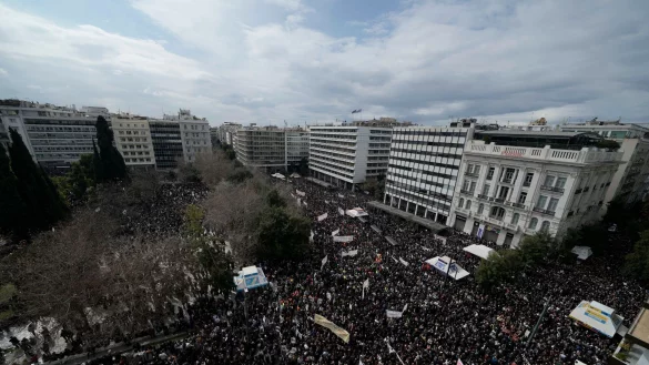 Hunderttausende gingen für die Aufklärung des Zugunglücks auf die Straße. - © Thanassis Stavrakis/AP/dpa