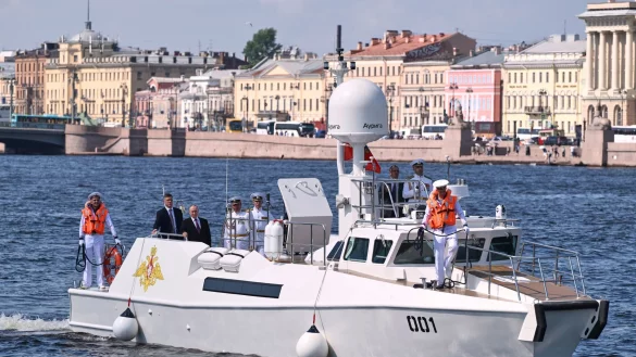 Putin besucht eine &Uuml;bung der russischen Kriegsmarine. - &copy; Alexei Danichev/Pool Sputnik Kremlin/AP/dpa