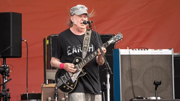 Neil Young macht sich im Vorfeld seiner Europatour Sorgen um seine Wiedereinreise. (Archivbild) - © Amy Harris/Invision/AP/dpa