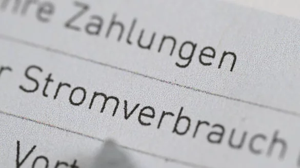 Bei wem kommt die geplante Strompreis-Entlastung an? (Symbolbild) - © Bernd Weißbrod/dpa