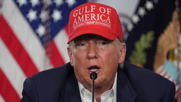 Trump besuchte in Florida eine neue Haftanstalt für Migranten. - © Evan Vucci/AP/dpa