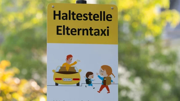 F&uuml;r Schulen sind die &laquo;Elterntaxis&raquo; oft eine Herausforderung. (Archivbild) - &copy; Sebastian Kahnert/dpa