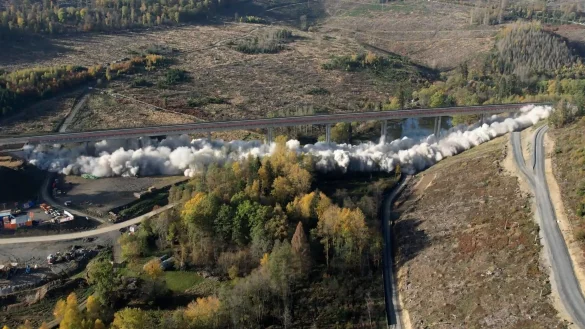 Ende Oktober 2022 wurde das erste Teilbauwerk der A45-Talbrücke Landeskroner Weiher bei Wilnsdorf gesprengt. Nun steht die Sprengung des zweiten Teilbauwerks an. - © Henning Kaiser/dpa