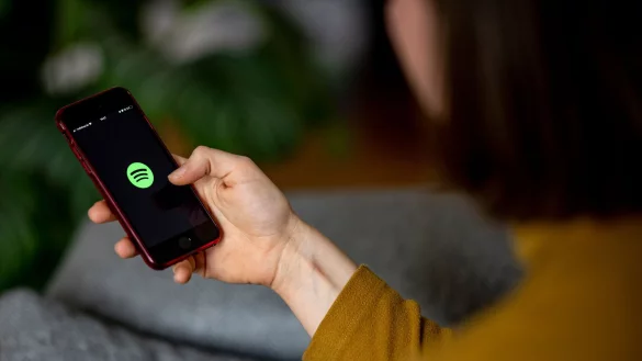 Zahl der Spotify-Nutzer steigt. - &copy; Fabian Sommer/dpa/dpa-tmn