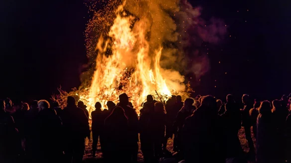 Sicherheitsabstand einhalten: Osterfeuer müssen mindestens 50 Meter von Gebäuden und Bäumen entfernt brennen – zu Straßen sogar 100 Meter. - © Frank Hammerschmidt/dpa