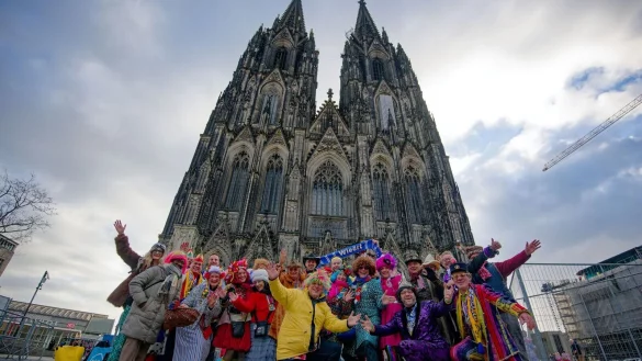 Der Kölner Karneval zieht auch viele Feiernde aus dem Ausland an - so wie diese Jecken aus den Niederlanden. - © Henning Kaiser/dpa