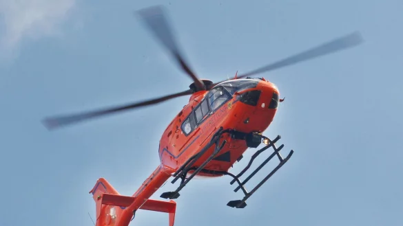 Der Radfahrer wurde mit einem Hubschrauber ins Krankenhaus gebracht. (Symbolbild) - &copy; Roland Weihrauch/dpa