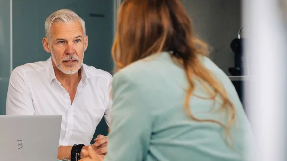 Mit 50 bereit für den beruflichen Neustart? Dann gilt es in der Bewerbung bestimmte Fehler zu vermeiden. - © Zacharie Scheurer/dpa-tmn