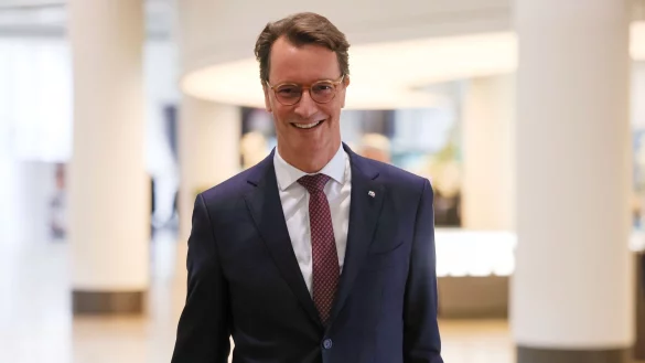 NRW-Ministerpräsident Hendrik Wüst (CDU) hat Hunderte Ehrenpatenschaften übernommen. (Archivfoto) - © Oliver Berg/dpa