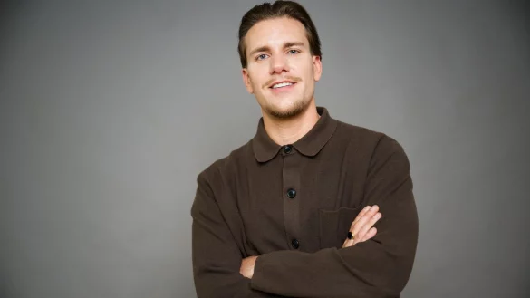 Der Neu-Bachelor Felix Stein kommt aus Berlin - hält die Stadt aber nicht für ideal, um die neue Traumfrau zu finden. - © Henning Kaiser/dpa