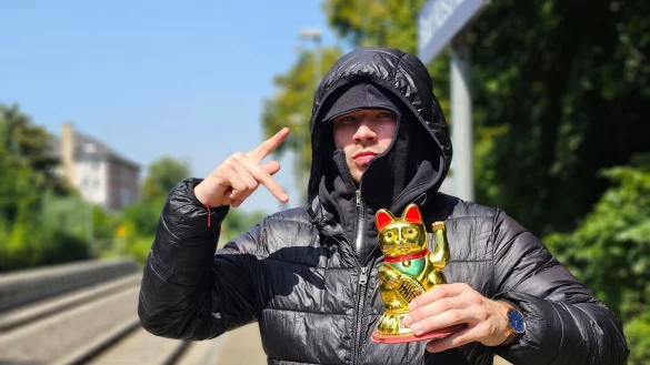 Fjodor Busik will mit Tiktok-Videos Aufmerksamkeit für Ostdeutschland erzeugen. - © Mike Müller/dpa