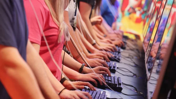 Jung und meist männlich: Besucherinnen und Besucher der Gamescom (Archivbild) - © Oliver Berg/dpa