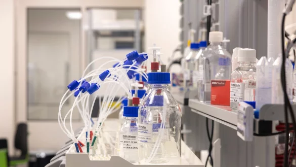 Tüffteln im Labor: Die Chemie- und Pharmaindustrie gibt so viel für Forschung aus wie nie zuvor (Archivbild) - © Helmut Fricke/dpa