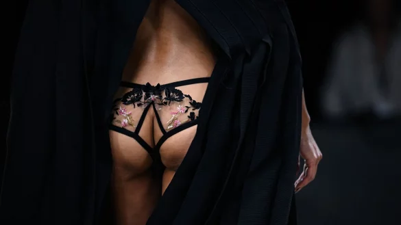 Dessous sind oft kleine Kunstwerke - und wollen schonend gereinigt werden. - © Britta Pedersen/dpa/dpa-tmn