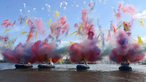Die bis zu 3.000 PS starken Schlepper tanzten in diesem Jahr auch zu dem durch Freddy Quinn in Deutschland popul&auml;r gewordenen Seemannslied &laquo;La Paloma&raquo;. - &copy; David Hammersen/dpa