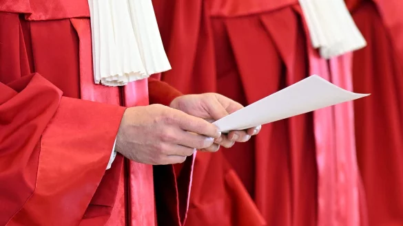 Die roten Roben der Verfassungsrichter w&uuml;rden alle drei Kandidaten gern bald tragen. - &copy; Uli Deck/dpa