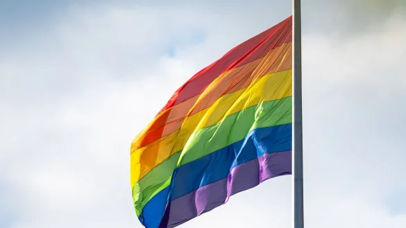 Bundeskanzler Merz m&ouml;chte die Regenbogenflagge am Bundestag nur an einem Tag gehisst sehen. (Archivbild) - &copy; Christophe Gateau/dpa