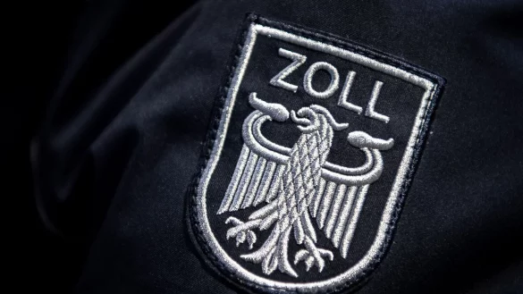 Der Kölner Zoll fand in Paketsendungen am Flughafen über die Weihnachtstage Drogen im Millionenwert. (Symbolbild) - © Sina Schuldt/dpa