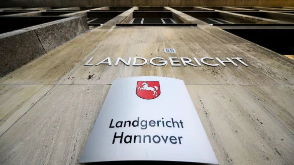 Ein Staatsanwalt soll eine Kokain-Bande vor einer Razzia gewarnt haben. Jetzt steht der 39-Jährige in Hannover vor Gericht. (Archivbild) - © Julian Stratenschulte/dpa