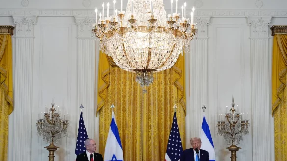 Auch bei Trumps Pressekonferenz mit Netanjahu wird deutlich: Es weht ein neuer Wind im Weißen Haus. - © Alex Brandon/AP/dpa