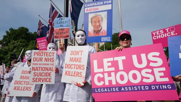 Bef&uuml;rworter und Gegner einer Regelung, die Sterbehilfe erm&ouml;glicht, vor dem Parlament in London. - &copy; Lucy North/PA Wire/dpa