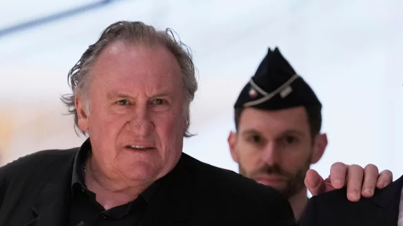 Depardieu streitet die Vorwürfe ab. - © Aurelien Morissard/AP/dpa