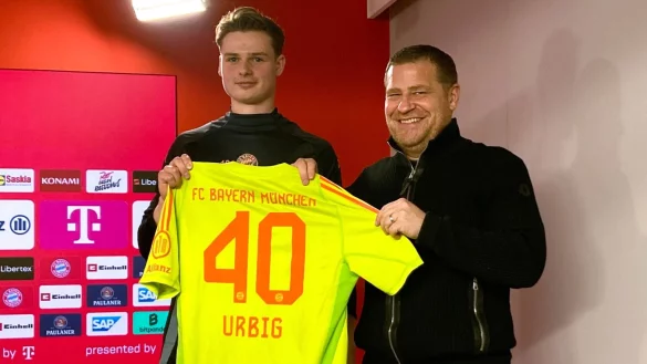 Jonas Urbig (l) präsentiert das Bayern-Trikot mit der Nummer 40 bei seiner Vorstellung mit Sportvorstand Max Eberl. - © Klaus Bergmann/dpa