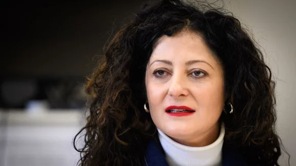 Berlins Sozialsenatorin Cansel Kiziltepe (SPD) nimmt ihre Äußerungen über Tesla nicht zurück. (Archivfoto) - © Bernd von Jutrczenka/dpa