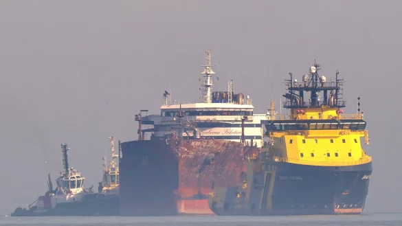 Die Kollision des Containerschiffs Solong mit dem Tanker Stena Immaculate vor der englischen K&uuml;ste im M&auml;rz verursachte einen gro&szlig;en Brand. Die Britischen Inseln sind laut Allianz wegen des regen Schiffsverkehrs ein sehr unfalltr&auml;chtiges Gew&auml;sser. - &copy; Yui Mok/PA Wire/dpa
