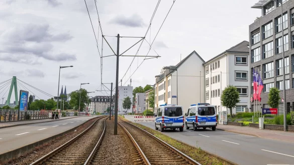 20.000 Menschen mussten ihre Wohnungen verlassen, Straßen wurden gesperrt, auch der Bahnverkehr über den Rhein kam zum Erliegen. - © Christoph Reichwein/dpa