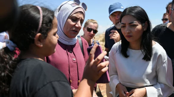 Die Bundesministerin tauschte sich im Westjordanland mit einer Familie aus. - © Katharina Kausche/dpa