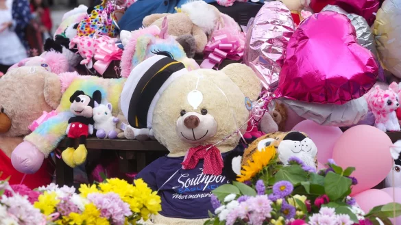 Nach der Messerattacke legten viele Menschen Blumen und Andenken nieder. (Archivbild) - © Owen Humphreys/PA Wire/dpa