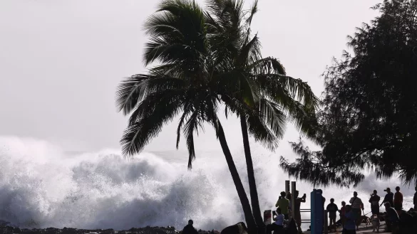 Schon vor der Ankunft von «Alfred» türmten sich vor der Küste Monsterwellen auf. - © Jason O\\\'brien/AAP/dpa