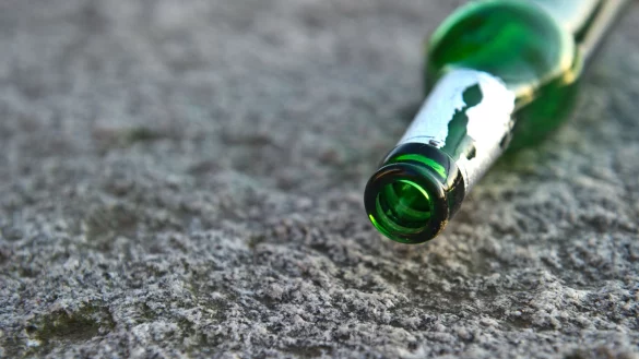 Zu Jahresbeginn verzichten viele auf Alkohol. - © Tobias Kleinschmidt/dpa/dpa-tmn